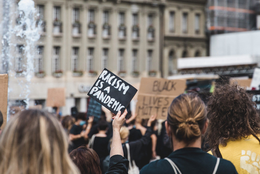 Racism is a pandemic, Foto: Svend Nielsen auf unsplash